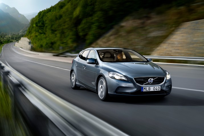 Volvo Araçları Yoldaki Tehlikeler İçin Birbirini Uyaracak