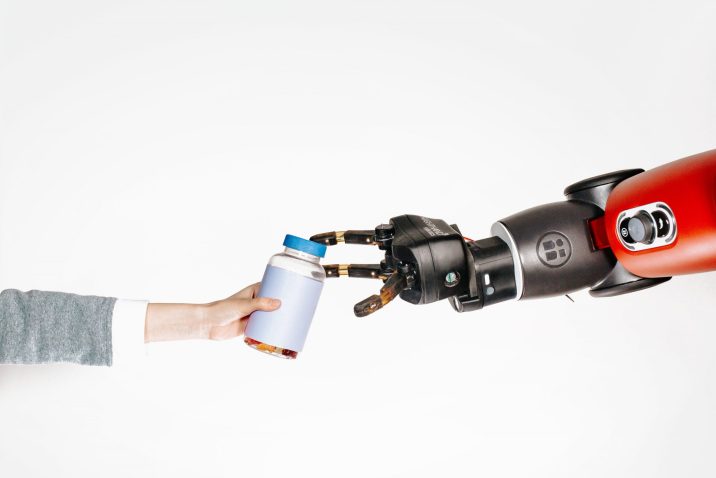Araştırmalara İnsanların Ne Yaptığını Açıklayan Robotlara Daha Çok Güvendiğini Gösteriyor