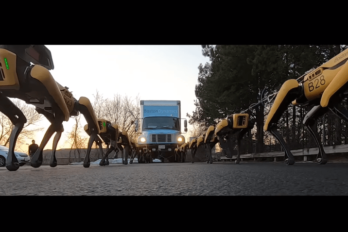 Boston Dynamics’in Robot Köpeklerini Kamyon Çekerken İzleyin