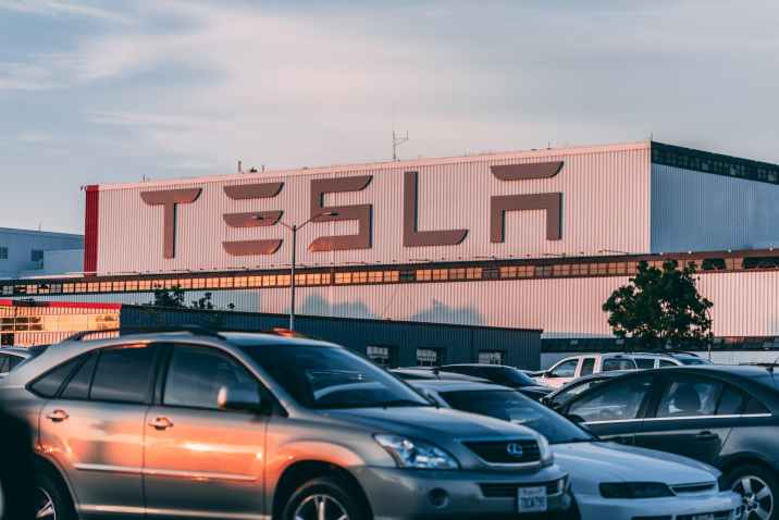 Tesla Dünyanın En Değerli Araba Üreticisi Koltuğuna Yerleşti