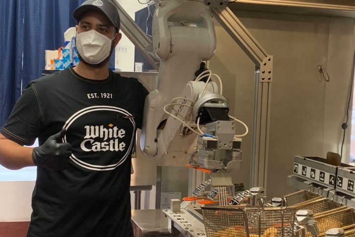 Fast Food Zincirinde Bir İlk: Patates Kızartan ve Köfte Pişiren Robotlar